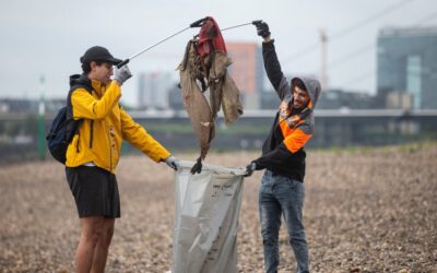 Helfer trotzen dem Regen beim „Rhine Clean Up“